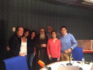 fray Valentí Serra con el equipo de "Aqui estamos", de Canal Sur Radio.